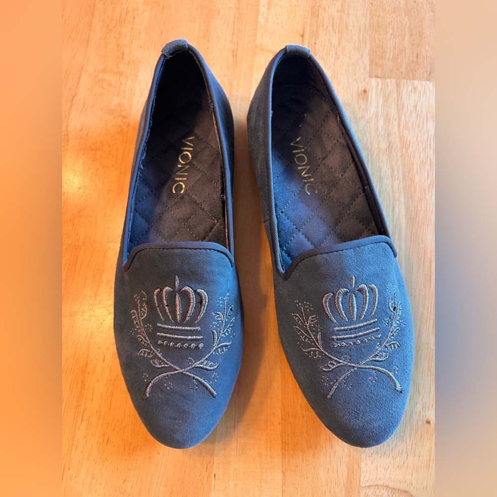 Vionic Gray Suede Ballet Flats Embroidered Crest Loafers 6
